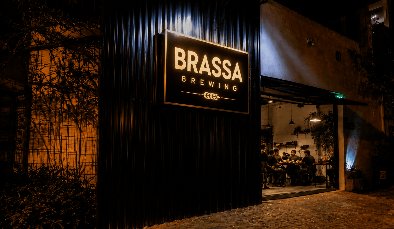 Fachada da BRASSA BREWING à noite